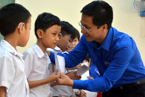 Đồng chí Đặng Minh Thảo trao quà cho các em học sinh khuyết tật